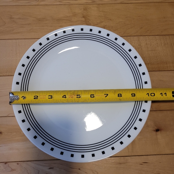 Corelle black/white city block, 2 dinner plates, 1 medium plate & 2 bowls - Picture 2 of 6
